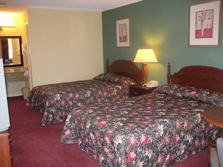 Twin Beds Room